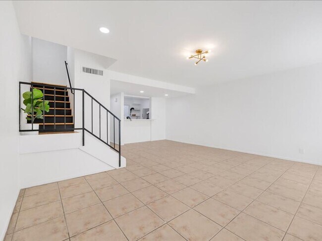 Building Photo - Beautifully upgraded 2 bedroom 2 story tow...