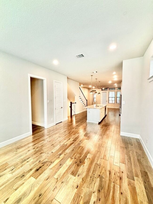 Building Photo - Spacious 3-Bedroom Home with Modern Amenit...