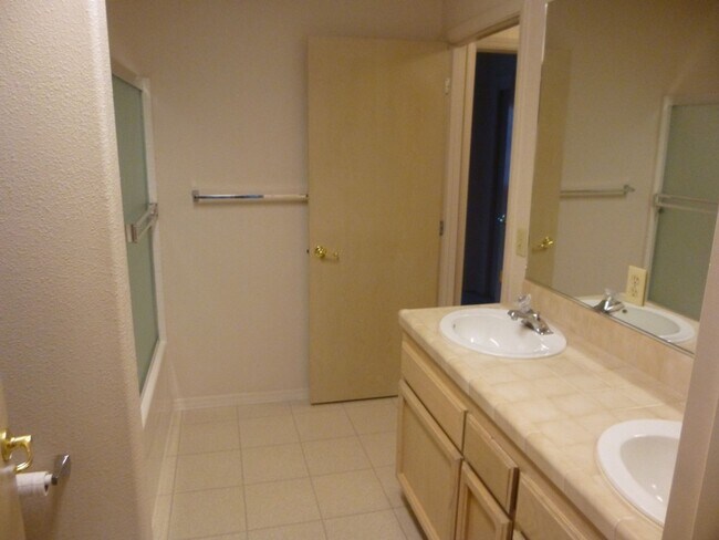 Building Photo - 3BR/3BA Townhouse Near Waller Park, just a...