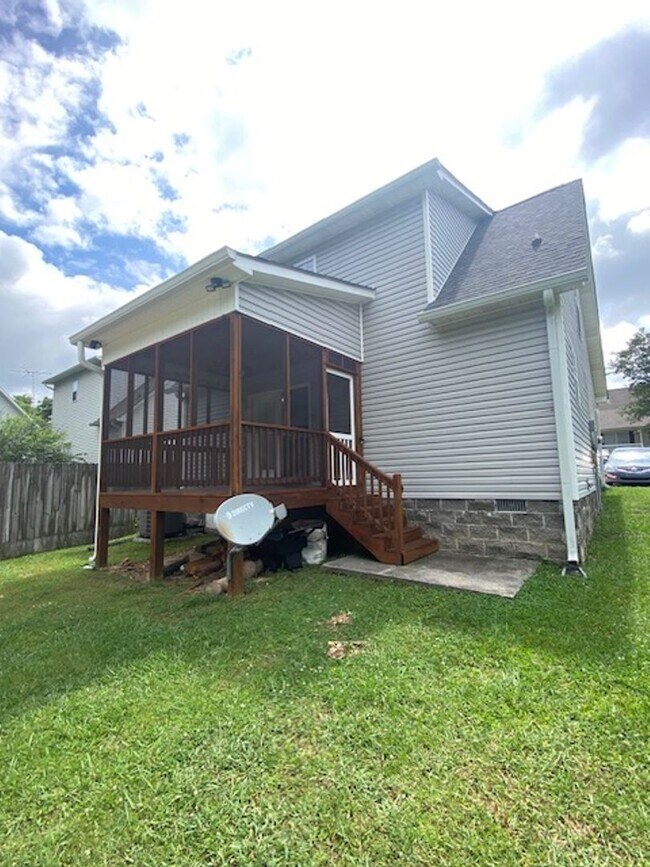 Building Photo - Updated 3 bed 2 bath house