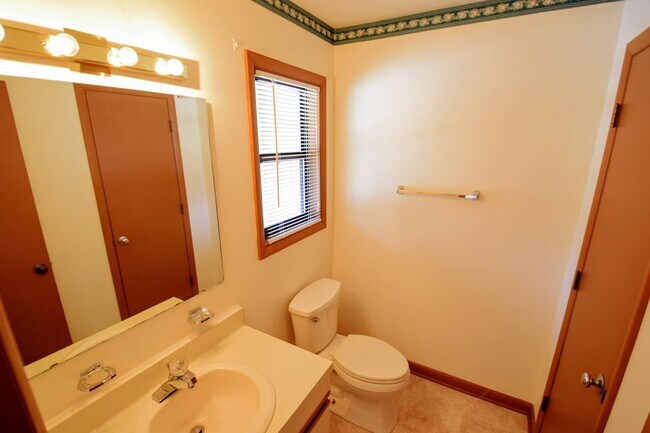 Building Photo - 1276 N Forest Dr