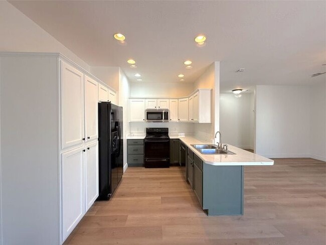 Building Photo - 3 Bed, 2 Bath, 2 Car garage Duplex Unit