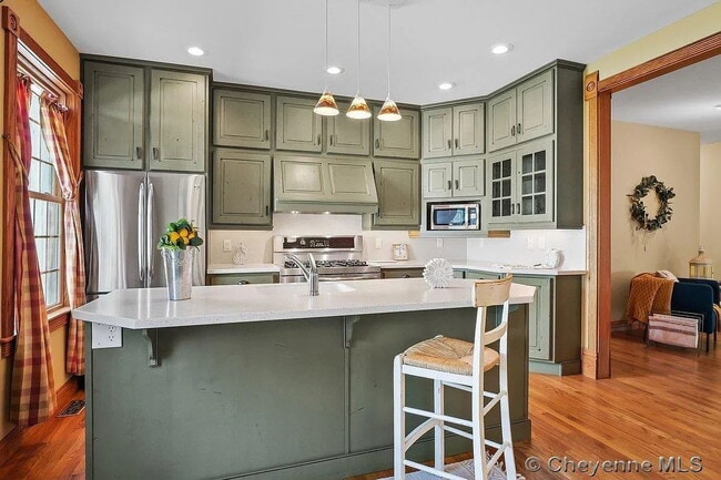 Building Photo - Charming Three Bedroom Home!