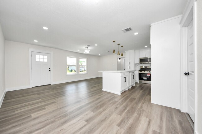 Building Photo - 918 Loper St