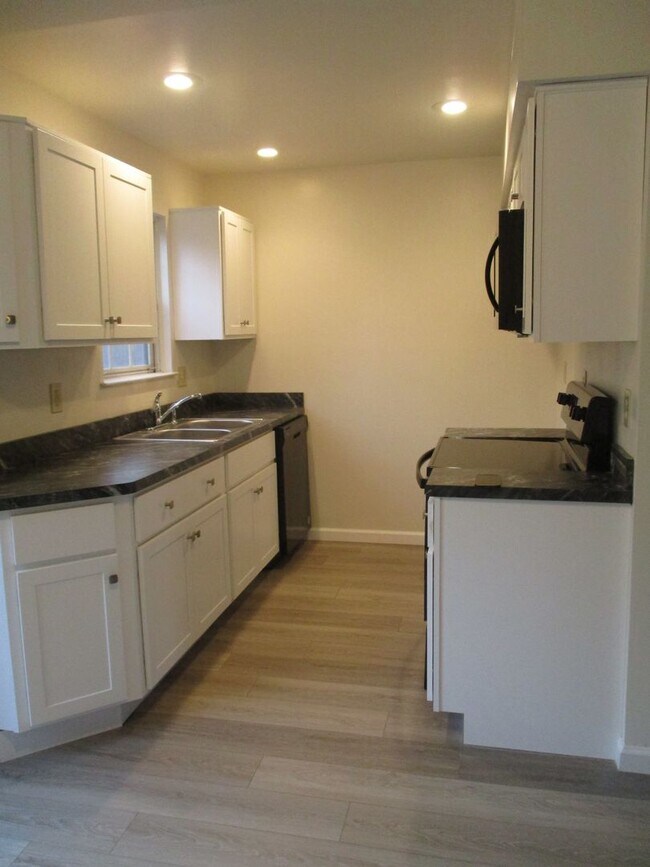 Building Photo - Northampton School District spacious end unit townhome located in the Borough of Bath featuring s...