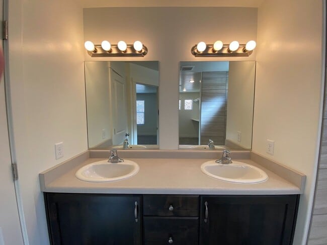 Building Photo - Beautiful 4 bed and 2.5 Bath in Desert Bluff Townhomes at Desert Canyons