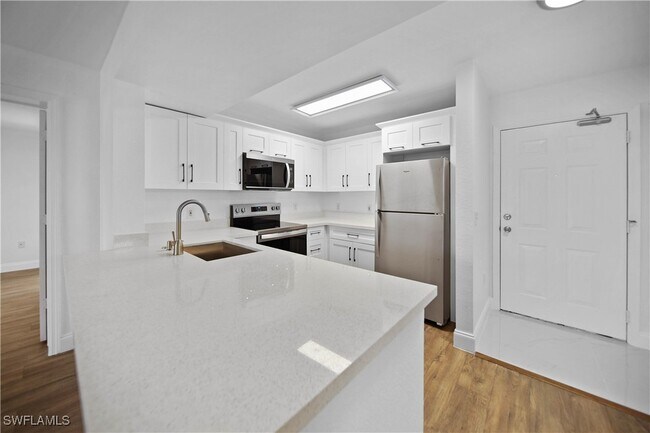 Building Photo - 8264 Key Royal Cir