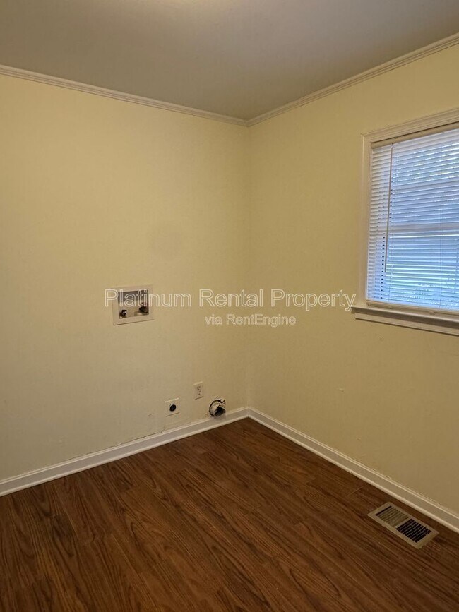 Building Photo - 97 Benson St