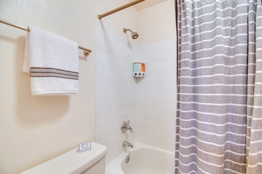 Building Photo - 2025 E Campbell Ave