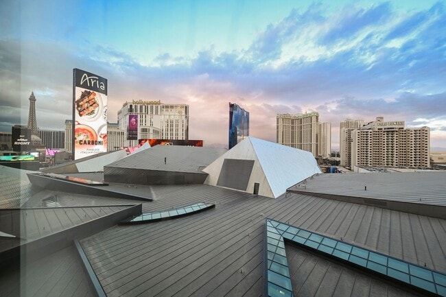 Building Photo - Studio with incredible views of the Strip!