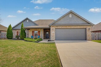 Building Photo - 4 bedroom 2 bath Praire Grove Home! Upgrades Galore!