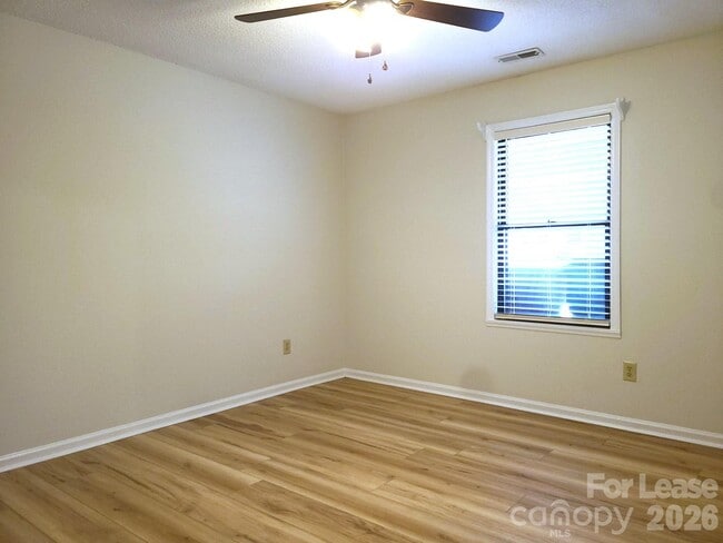 Building Photo - 2022 Oakdale Rd