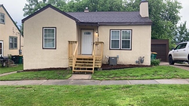 Building Photo - 4 bed 2 bath single family home