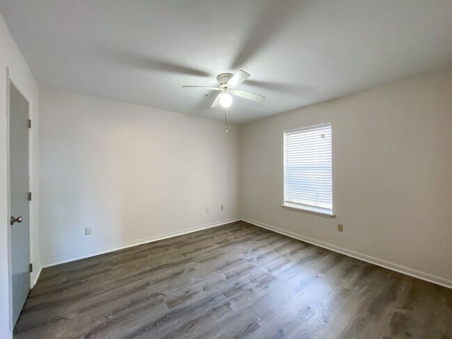 Building Photo - Campus Edge #201