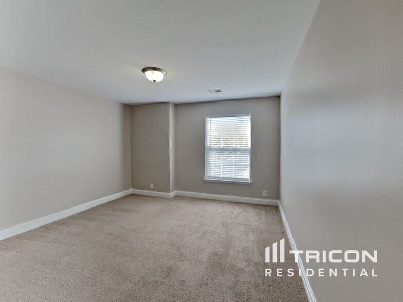 Building Photo - 4212 Aurora Cir