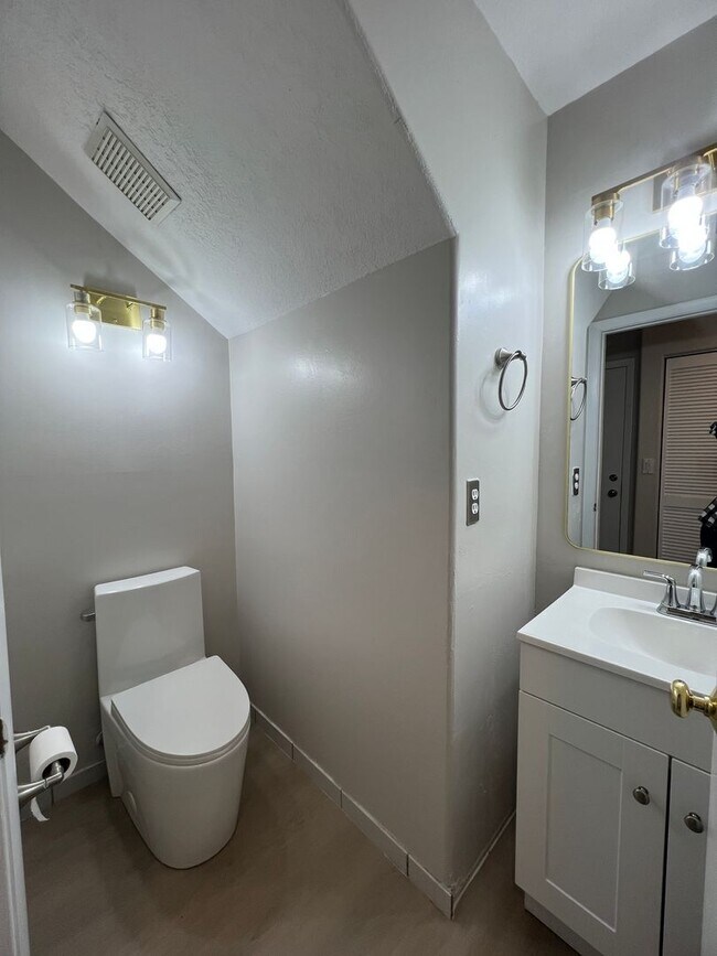 Building Photo - Beautiful Weston 3/2 PLUS LOFT/DEN with Pool