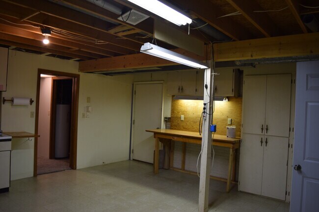 Building Photo - 2210 Skyline Dr