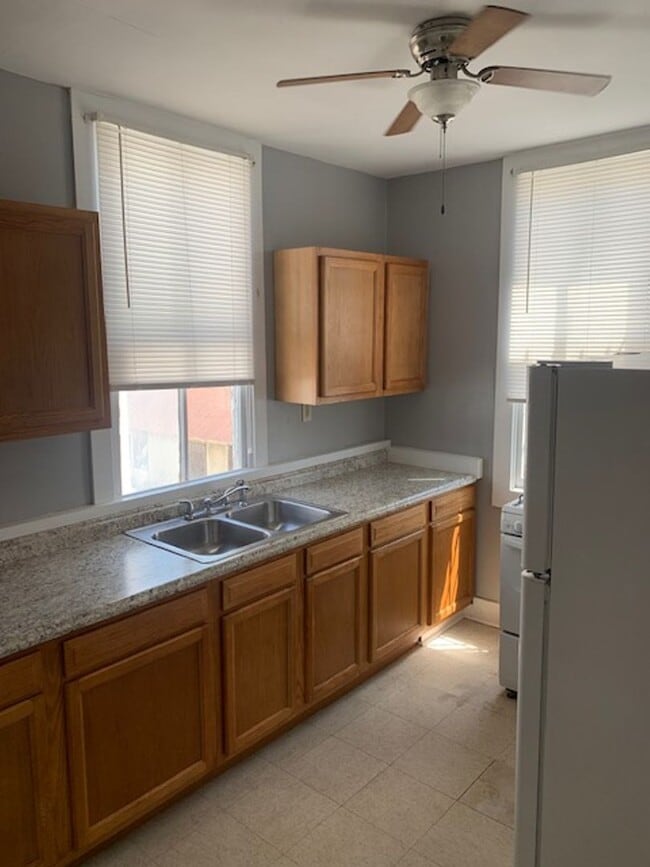 Building Photo - Charming Coming Street Retreat in the Heart of Historic Charleston