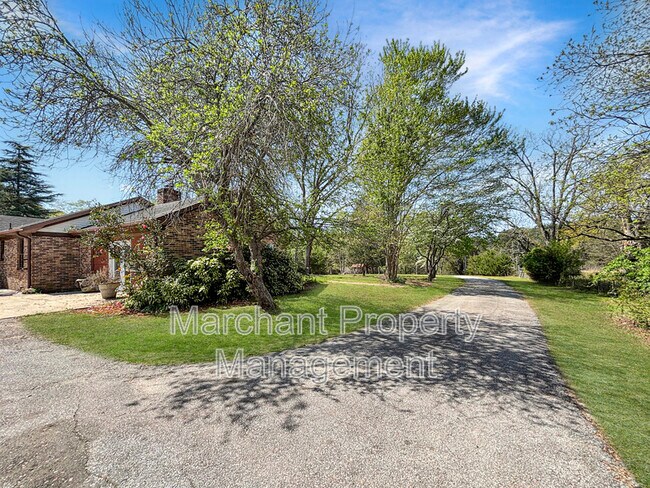 Building Photo - 601 Fairview Church Rd