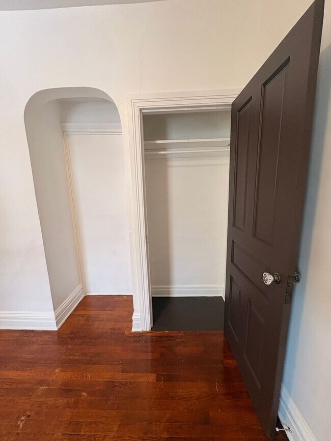 Building Photo - Available Now! Large North York Near Farquar Park