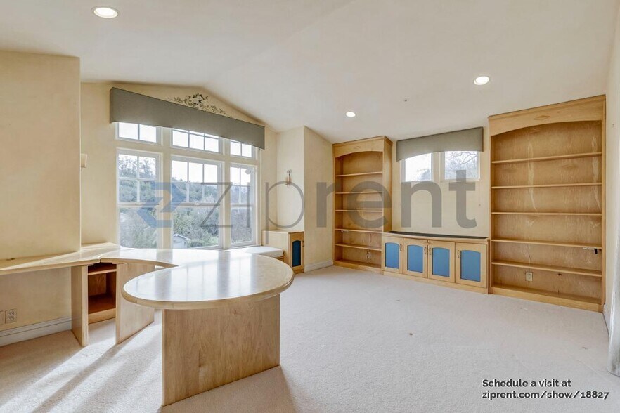 Building Photo - Unit