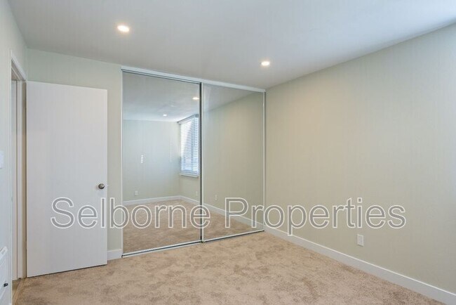 Building Photo - 601 Oakland Ave