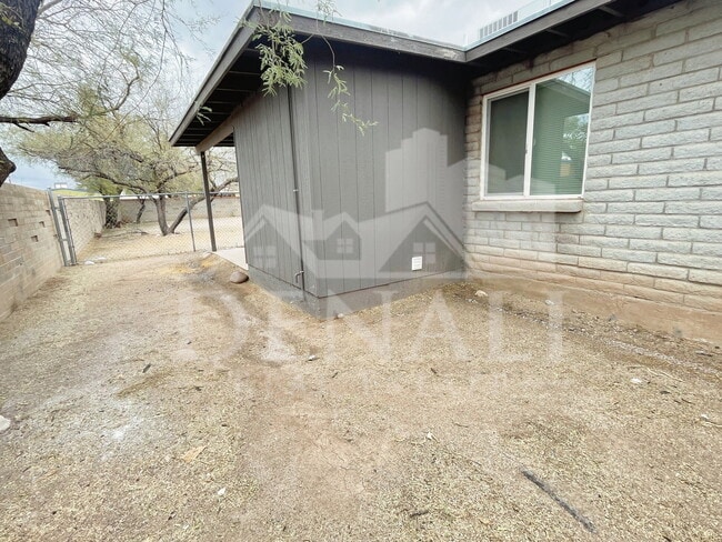 Building Photo - 1404 W Fresno St