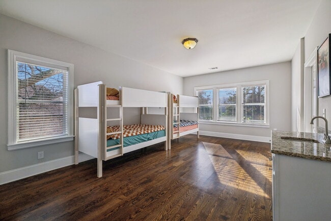 Building Photo - 594 Lake Haven Dr