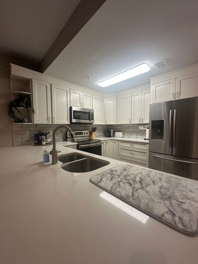 Building Photo - Beautiful Condo walking distance to Grand Boulevard!