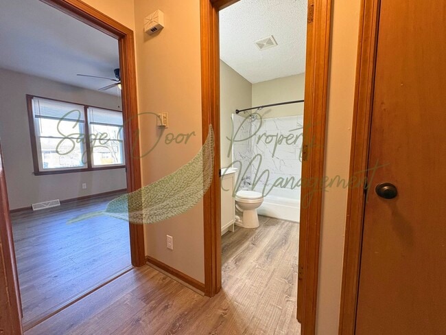 Building Photo - 1016-1018 SW Kingscross Rd