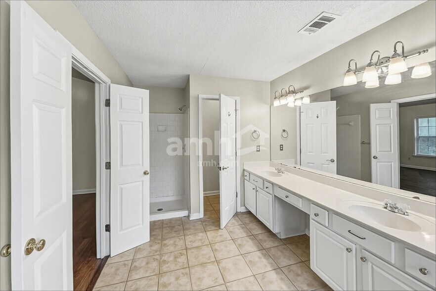 Building Photo - 4180 Glenaire Way NW