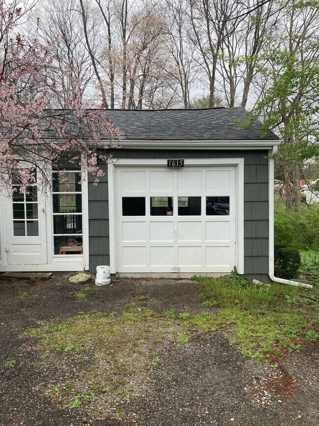 Building Photo - 3 bedroom, 1 bath House: Available August 2026!