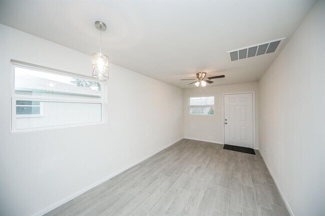 Building Photo - 5044 Mallow St