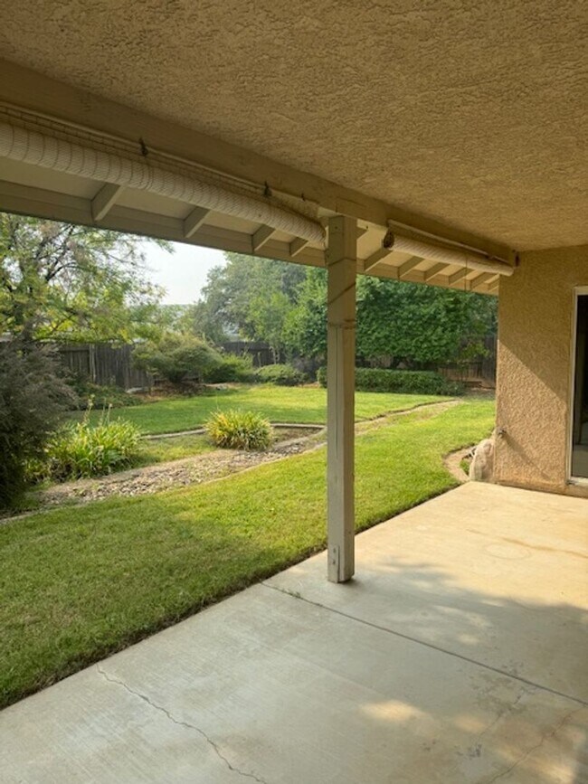 Building Photo - Home in Country Heights with Landscaping i...
