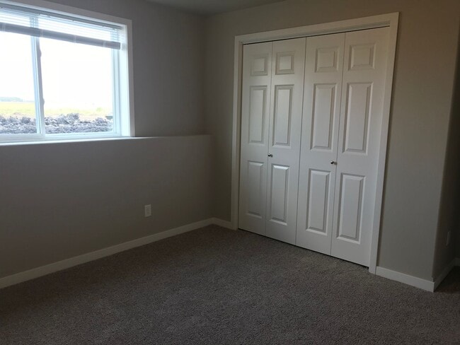 Building Photo - 4 bed 3 bath Single Family Home