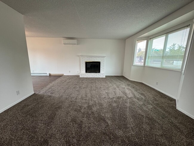 Building Photo - 3 Bedroom Duplex off Gilham Rd.