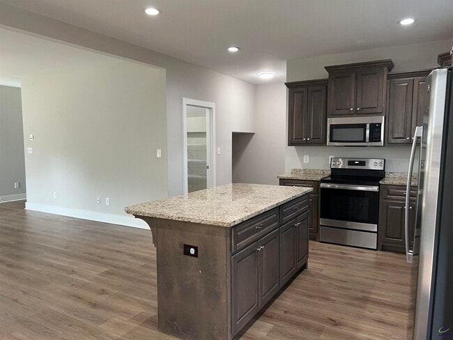 Building Photo - 122 Rolling Woods Cir