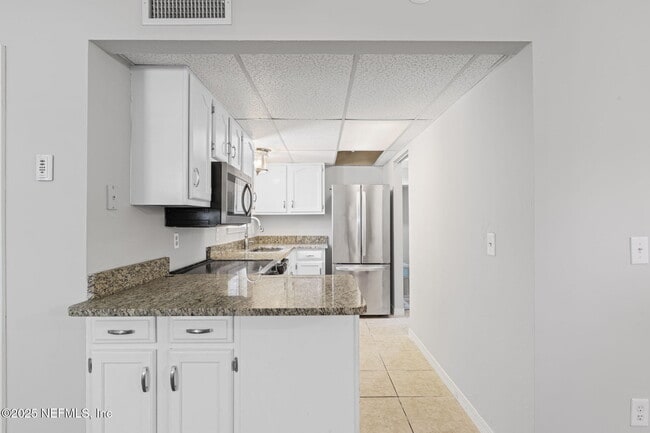 Building Photo - 2300 Twelve Oaks Dr