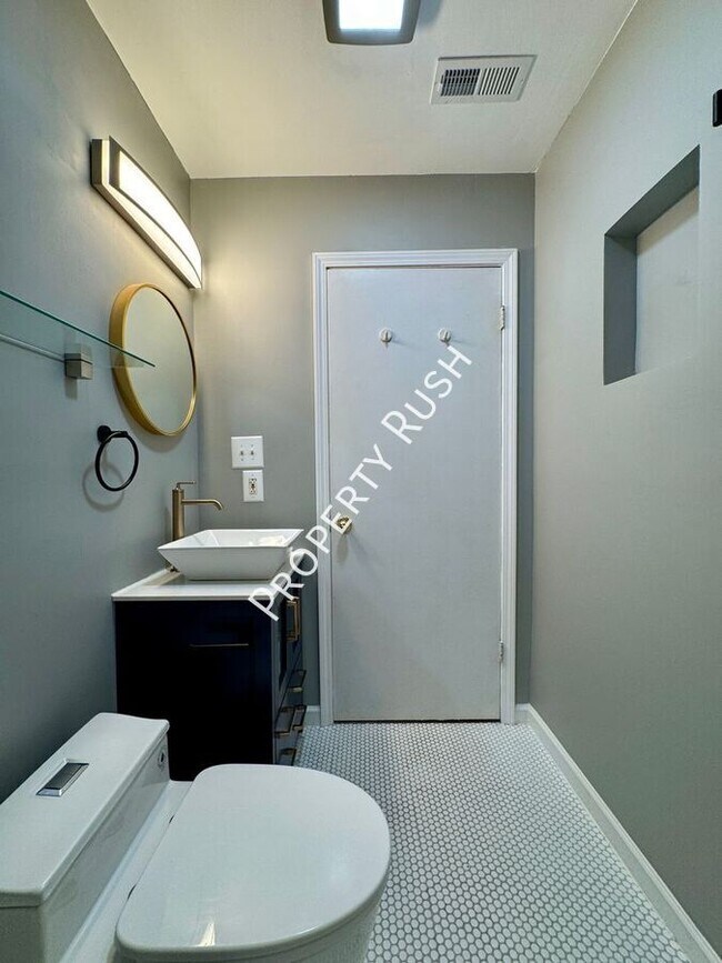 Building Photo - 1110 Fernway Cir