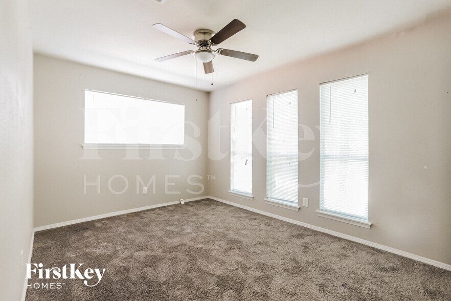 Building Photo - 3303 Sycamore Springs Dr