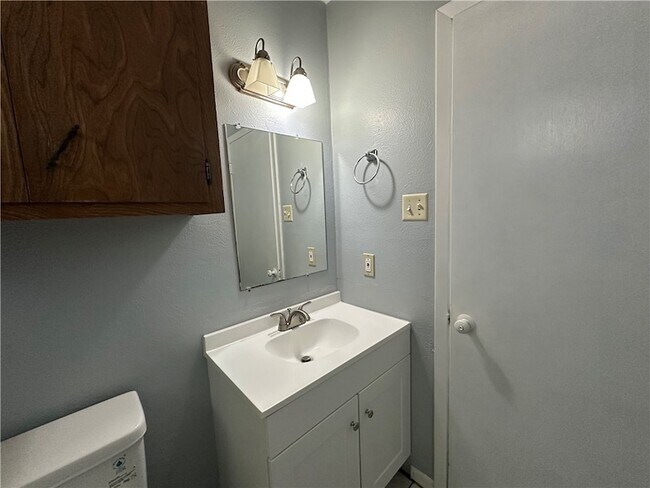 Building Photo - 117 Holly Dr