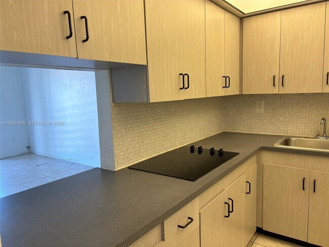 Building Photo - 20200 NE 27th Ct