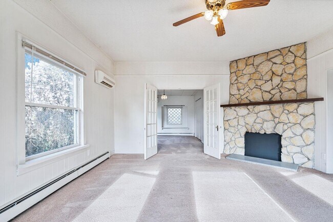 Building Photo - Charming 1-bdrm/1-bath in 1900s Victorian triplex—Prime location, shared laundry & yard