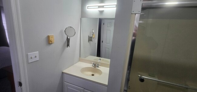 Building Photo - 260 Birchwood Dr