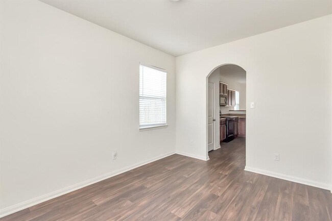 Building Photo - 718 Crystal Lakes Dr