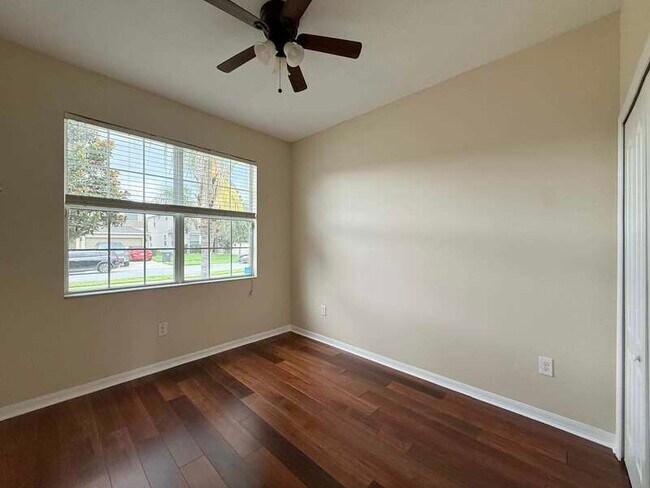 Building Photo - 930 Meadow Glade Dr