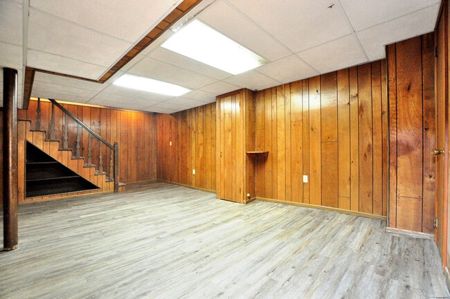 Building Photo - 19 Seneca Rd