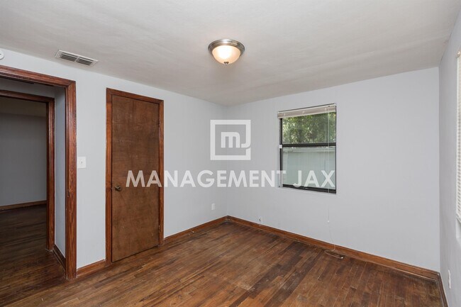 Building Photo - 1598 W 33rd St
