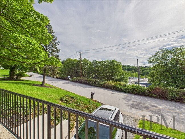 Building Photo - 1371 Irving Rd