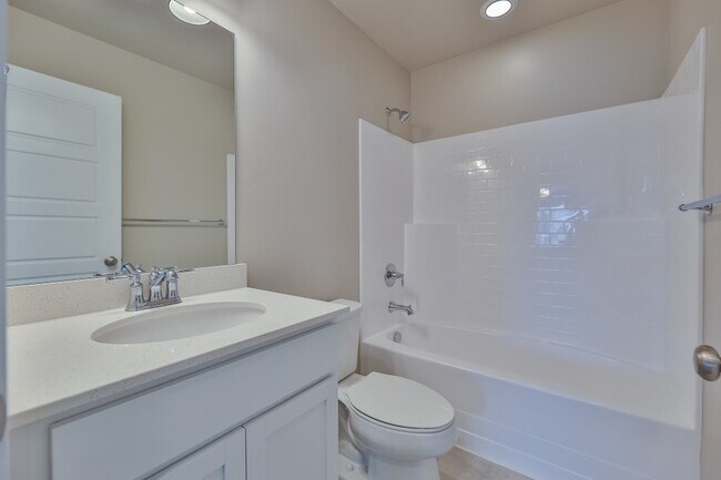 Building Photo - 1062 W Osprey Dr